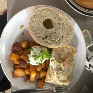 omelet de claras y vegetales, papas y bagel