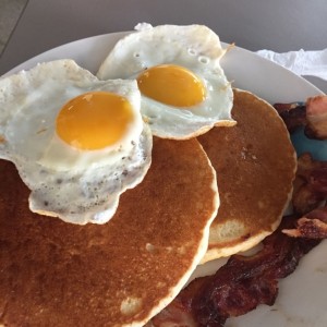 Panquecas, huevos y bacon