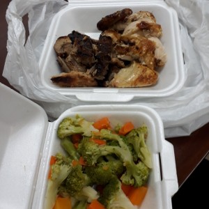 pollo asado (derecha) ribs (izq) y brocoli con zanahoria al vapor. 
