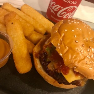 Xavie?s BBQ Burger con Yuca Frita