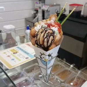 Eggwaffle con gelato de caramelo y toppings