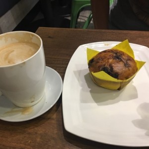 muffin keto y cappuccino con leche de almendras