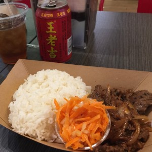 carne al estilo koreano con arroz y ensalada