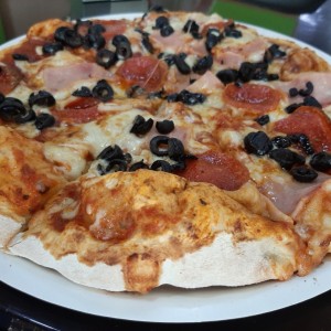 pizza peperonni aceitunas negras y jamon