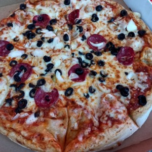 pizza peperoni y aceitunas negras