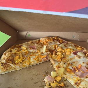 Pizza de jamon piña y pollo