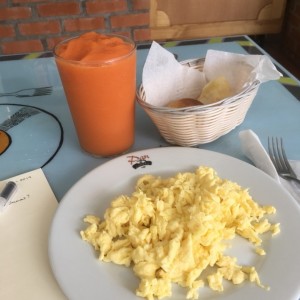 huevos revueltos (plain) con jugo de papaya