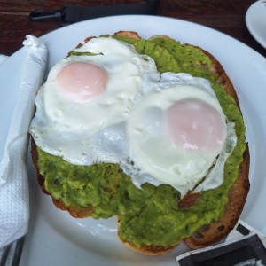 tostada de masa madre con aguacate y huevo