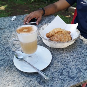 Cappuccino con canela y croissants