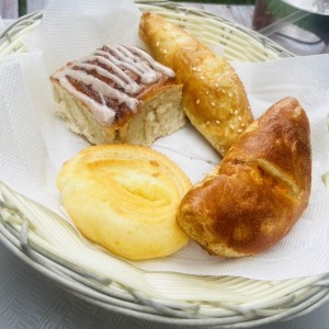 Pan bono, canelita, empanada de espinaca y empanada de pollo buffalo.