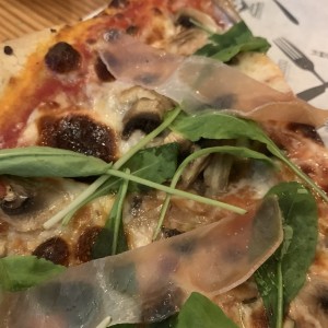 Pizza Donatella con Prosciutto transparente.