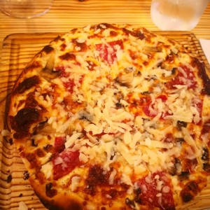 pizza de quedo Hongos y peperoni 