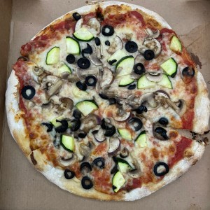 Pizza de vegetales (con aceitunas y zucchini)