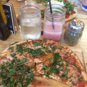 pizza armada con salmon ahumado y espinacas con masa de ?laboratorio?