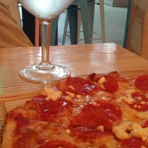 pizza de peperoni miel y un gin tocinc con fresas y pepeino 