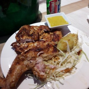 pollo asado en noche de Pollada Bailable