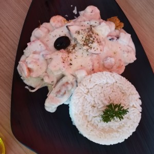 Corvina en salsa blanca con mariscos 