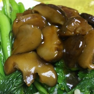 Hojas de mostaza con hongos negros chinos 