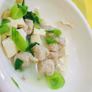 Sopa de Bolita de Pescado con mostaza amarga y tofu ??