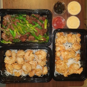 Mongolian Beef y Camarones Tang con sus salsas