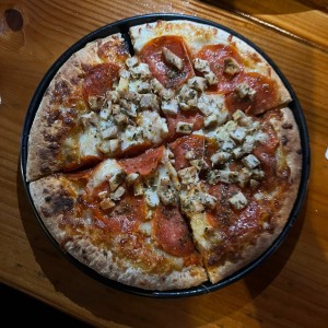 Pizza de pepperroni con pollo