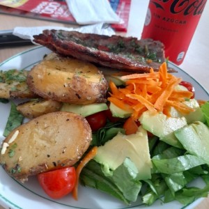 filete papas y ensalada