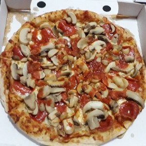 Pizza de Peperoni y Hongos 