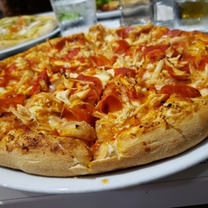 pizza de pepperoni con pollo
