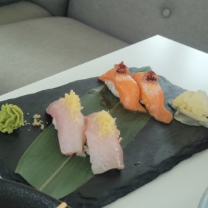 Niguiris (2 piezas) - Niguiri Hamachi y salmon