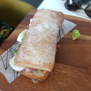 Panini con Mortadela, queso mozzarella