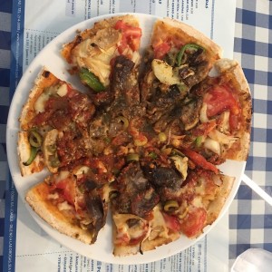 Pizza de vegetales con extra berenjena.