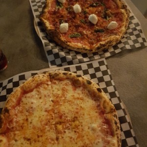 Pizza de queso y pizza marinara con bacon y mozzarella