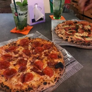pizza de peperoni y de margarita