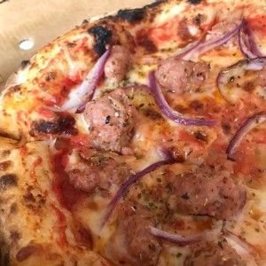 Pizza con Chorizo y Cebolla