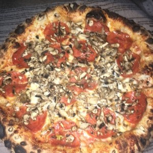 pizza de peperoni con hongos