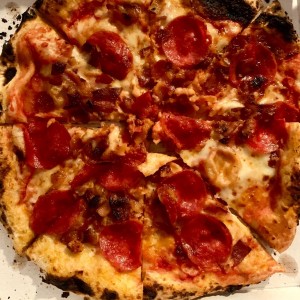 pizza de peperoni miel picante y bacon