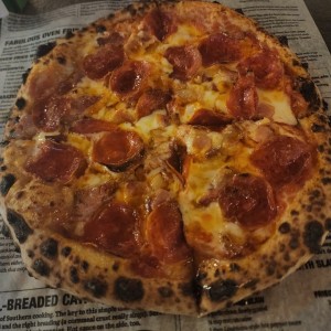Pizza con Pepperoni y Miel