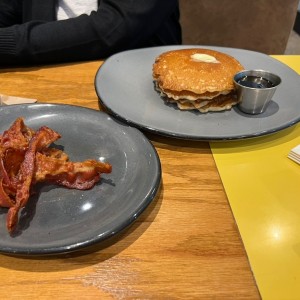 Desayuno con pancake y bacon