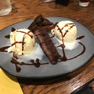 Brownie con helado 