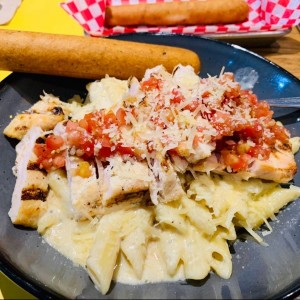 Pasta de tres quesos y pollo