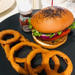 hamburguesa vegana con aros de cebolla