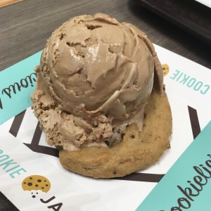 Galleta de chocolate chunk con helado de Cappuccino