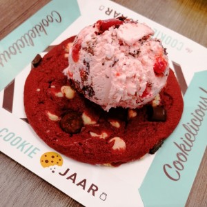 Galleta Red Velvet con helado de cereza y chocolate