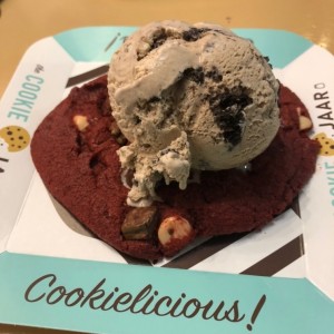 helado oreo con red velvet cookie