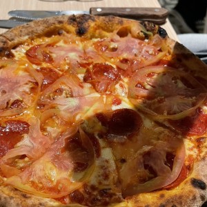 Pizza de pepperino con tomate