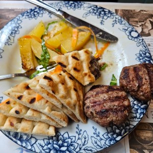 Biftekia Sjaras (hamburguesa griega)