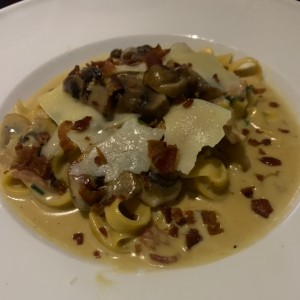 Fettuccini con hongos y bacon en salsa blanca 