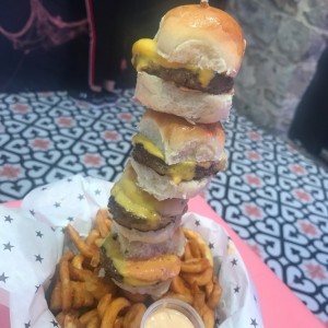 torre de mini hamburguesas