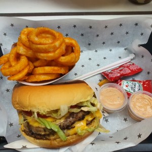 Hamburguesa Doble Carne con Papas Curly