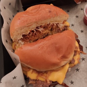La "Triple Smashed Cheese Burger" (participante del Burger Week 2021)